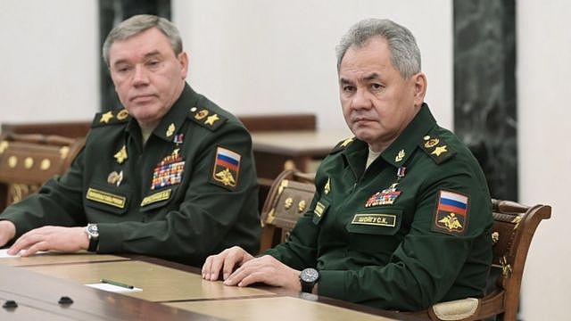 2022年2月27日，俄军总参谋长吉拉西莫夫（左）和国防部长绍伊古是普京总统核心决策圈里的关键人物