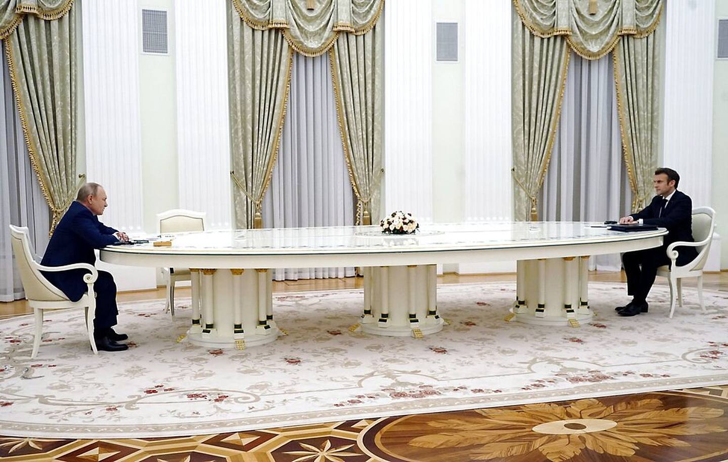 近幾日，普京與法國總統馬克龍2月7日在莫斯科會晤時，相隔長桌而坐的照片引發網絡熱議。（美聯社）