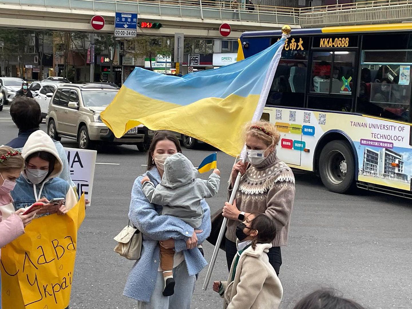 民进党副秘书长林飞帆脸书贴出在台北参与声援乌克兰活动的照片，表示“此刻我们都是乌克兰人”。（Facebook@林飞帆）