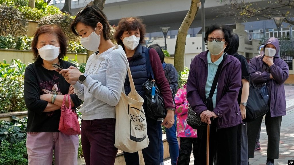 香港民众在一家社区中心排队接种新冠疫苗（2022年3月2日）