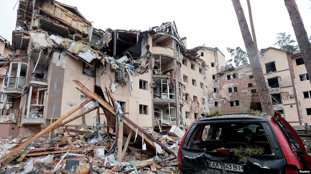 乌克兰基辅地区伊尔平市的一栋住宅楼被俄军炮击摧毁。（2022 年3月2日）