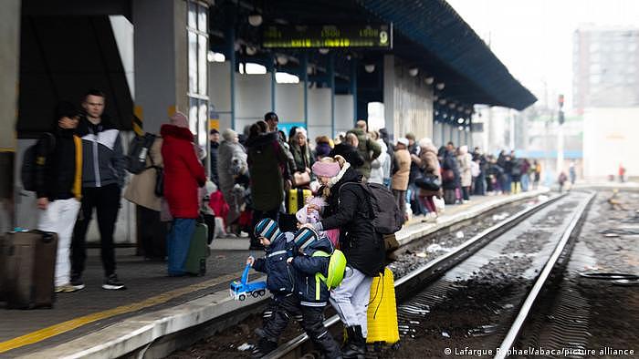 Ukraine Krise Kiew Hauptbahnhof Menschen warten auf einen Evakuierungszug