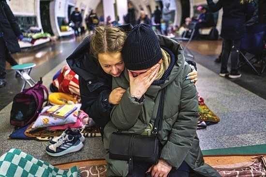 约130名中国留学生被困乌克兰！防空洞里人们互相依靠等待，战火纷飞的日子太难熬了（组图） - 2