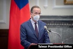 美军前参谋长联席会议主席穆伦在访问台湾总统府时讲话。（2022年3月2日）