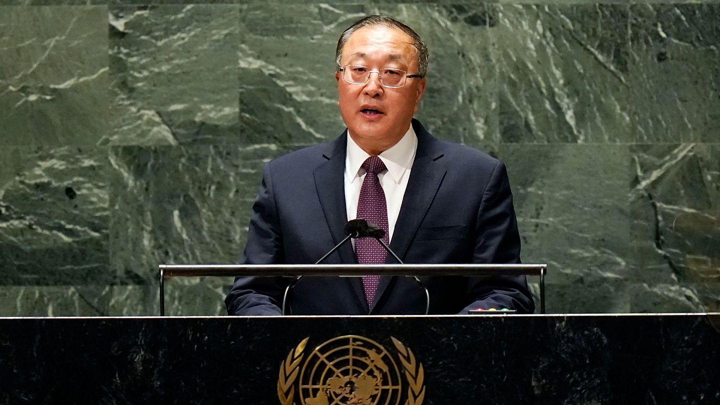 2022年2月28日，中国驻联合国大使张军在联合国大会上发言。（AP）