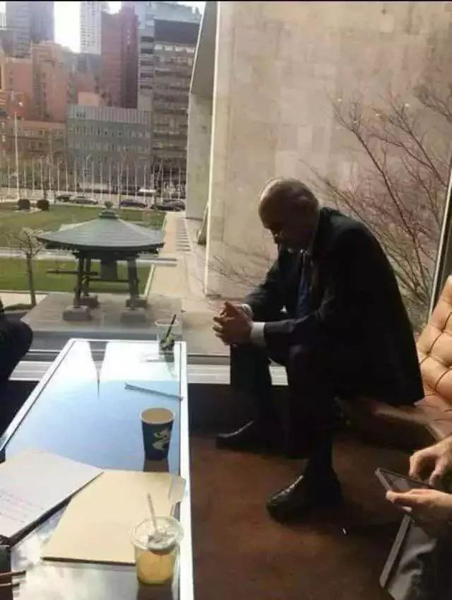 2018年4月10日，在美英法再次袭击叙利亚前，巴沙尔在联合国大厦临窗而坐，低头沉默不语。（网络图片）