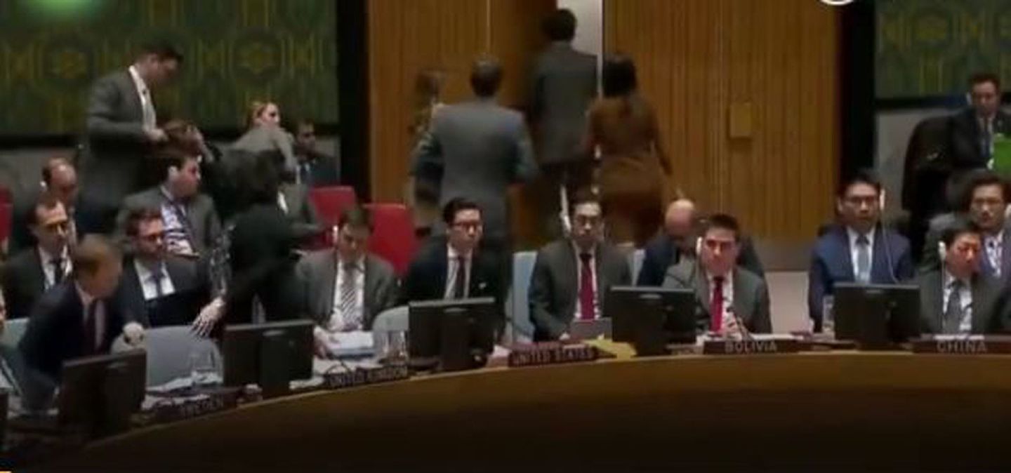 联合国叙利亚化学武器会议席间，正当叙利亚大使做陈述时，英美法三国的代表自行离席。（网络图片）