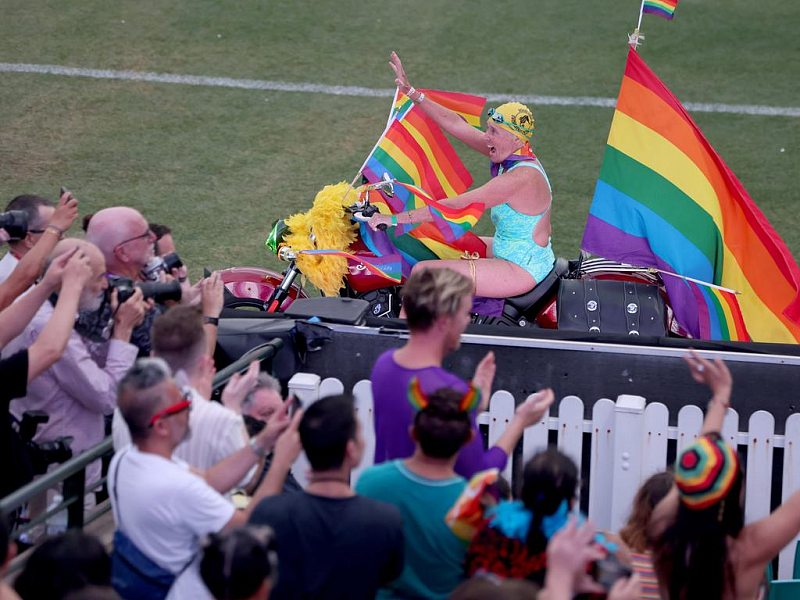 超50000人参与悉尼同性恋狂欢节！游行开始前，队伍默哀片刻（组图） - 3