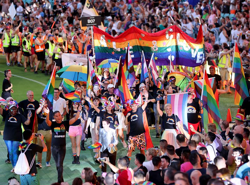 超50000人参与悉尼同性恋狂欢节！游行开始前，队伍默哀片刻（组图） - 8