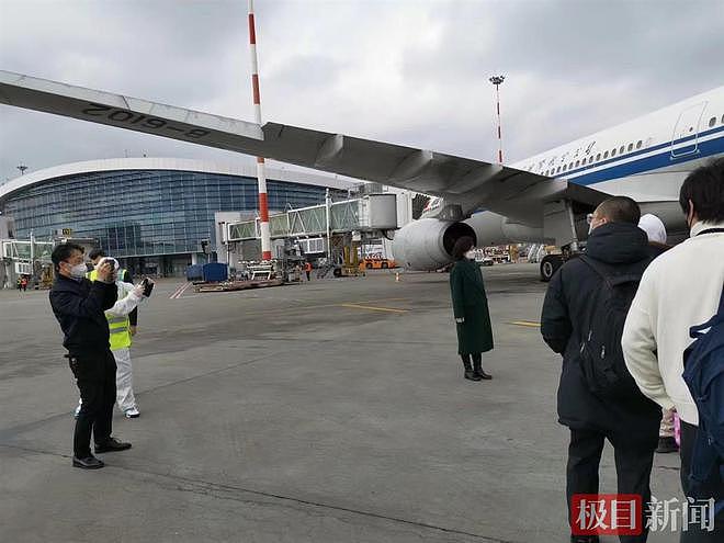 首趟乌克兰撤侨航班已起飞，中国留学生：机舱内插满舱五星红旗（视频/组图） - 1