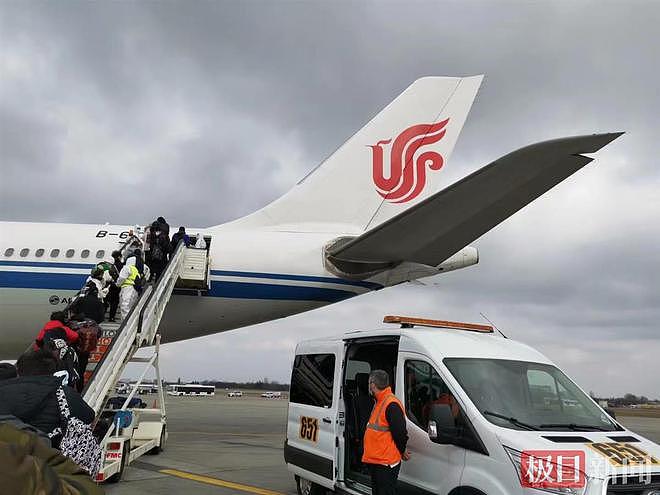 首趟乌克兰撤侨航班已起飞，中国留学生：机舱内插满舱五星红旗（视频/组图） - 2