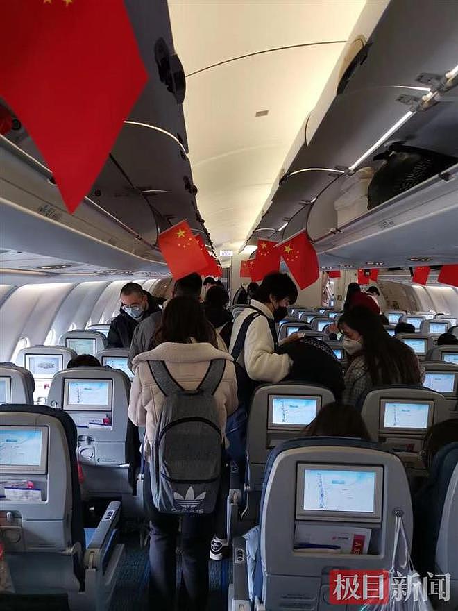 首趟乌克兰撤侨航班已起飞，中国留学生：机舱内插满舱五星红旗（视频/组图） - 4