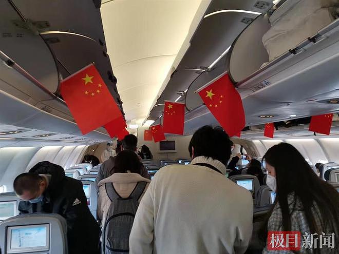 首趟乌克兰撤侨航班已起飞，中国留学生：机舱内插满舱五星红旗（视频/组图） - 3