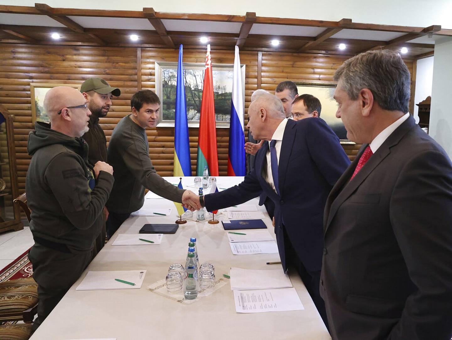 俄乌谈判：图为俄罗斯与乌克兰在白俄罗斯的第二轮谈判会场，双方就人道主义通道以及就运送食物及药身到前线达成谅解。 是次会议在2022年3月3日举行，地点在比亚沃维耶扎原始森林国家公园。 它位白罗斯布列斯特州以北，接近白罗斯与波兰边境。 （AP）