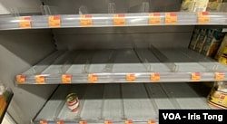 北角一间百佳超级市场部分罐头食品货架被抢购一空 (美国之音/汤惠芸)