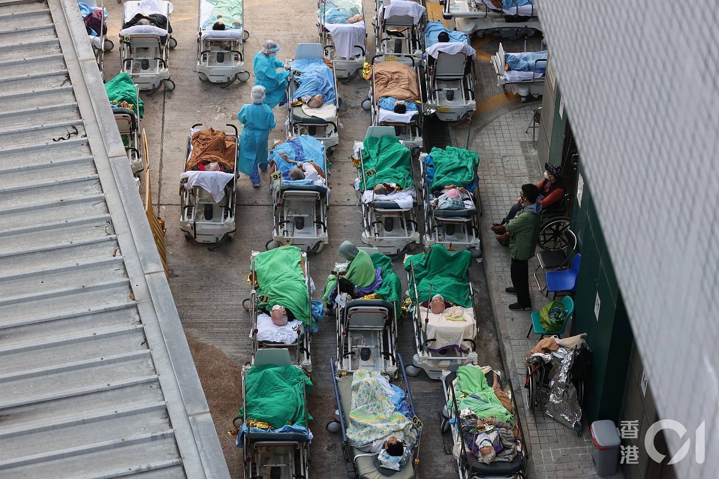 香港應對第五波疫情的混亂無疑將成為內地開放防疫的一個「反面教材」。