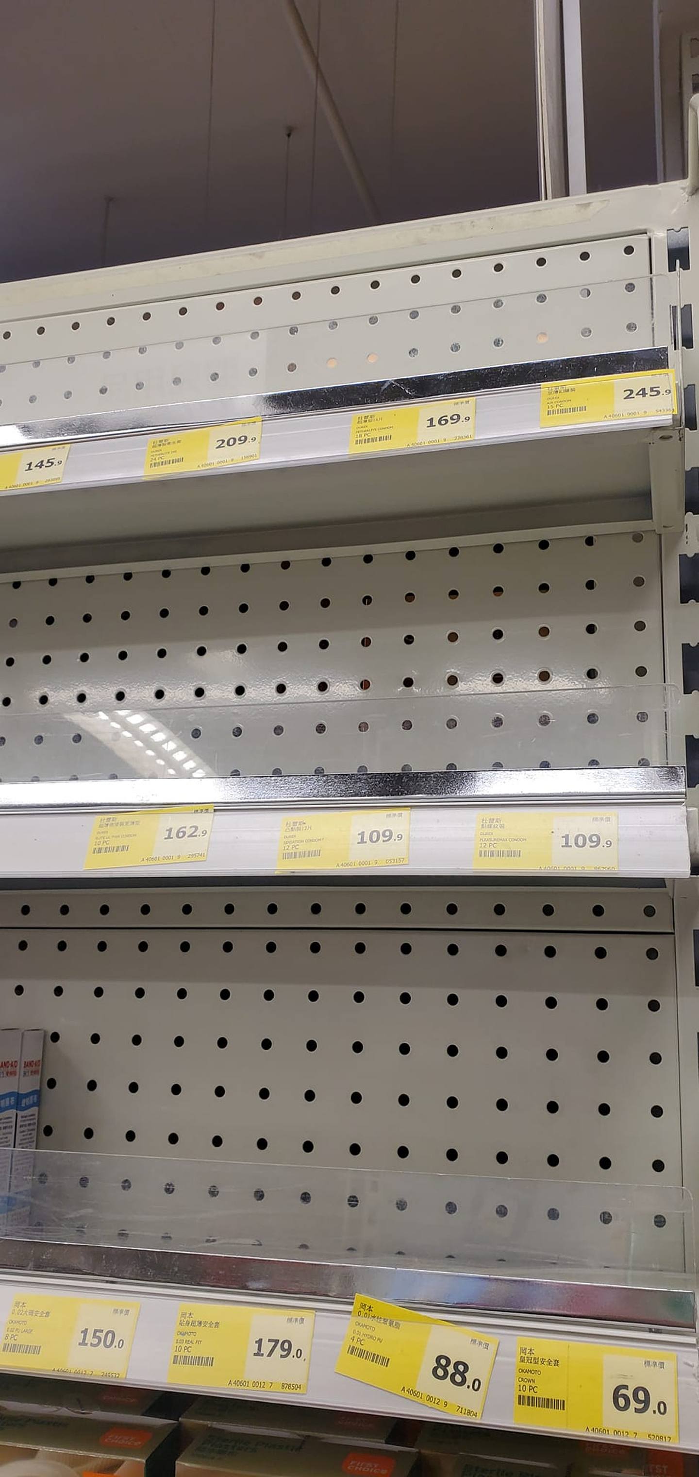 网民发现元朗有超市的避孕套被顾客扫空。 （fb群组「香港突发事故报料区」图片）