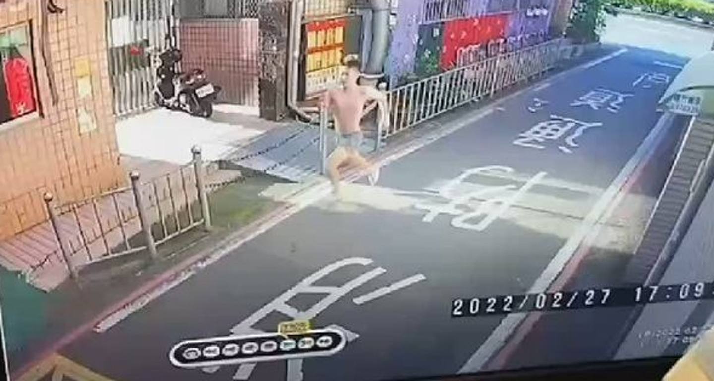 台湾1名医科生日前于租住单位洗澡时突然听到怪声，揭发陌生男子疑似爆窃，他仅穿内裤便追出，其英勇行为获同学大赞，更被封为「内裤侠」以示嘉许。 （闭路电视片段）