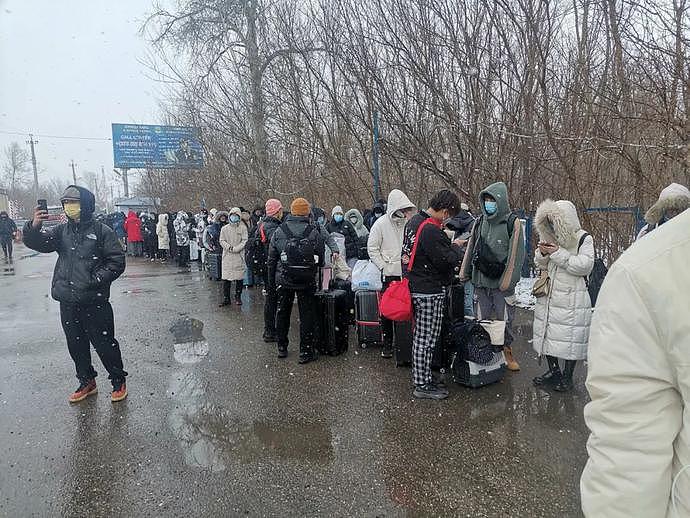 扒火车、徒步过关，3000中国公民“穿火线” 撤离乌克兰（组图） - 4