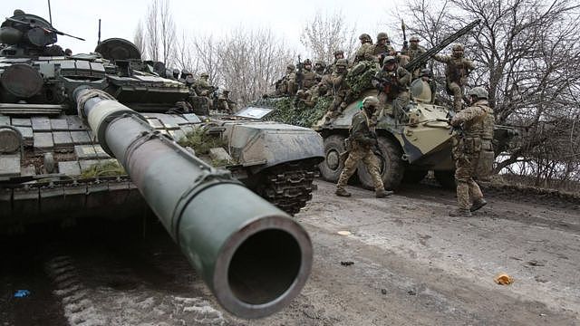 Ukrainian servicemen get ready to repel an attack in Ukraine's Luhansk region. Photo: 24 February 2022