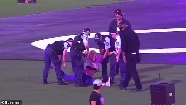 悉尼同性恋狂欢节“小插曲”：一女子跑向球场，4名警员抓其手脚抬走（视频/组图） - 3