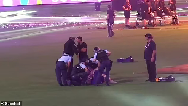 悉尼同性恋狂欢节“小插曲”：一女子跑向球场，4名警员抓其手脚抬走（视频/组图） - 2