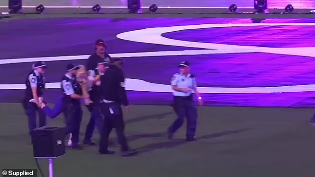悉尼同性恋狂欢节“小插曲”：一女子跑向球场，4名警员抓其手脚抬走（视频/组图） - 4