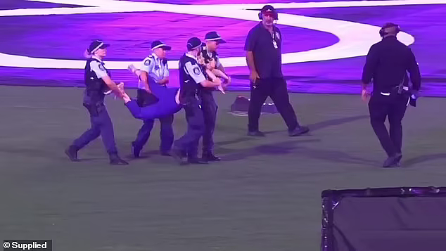 悉尼同性恋狂欢节“小插曲”：一女子跑向球场，4名警员抓其手脚抬走（视频/组图） - 5
