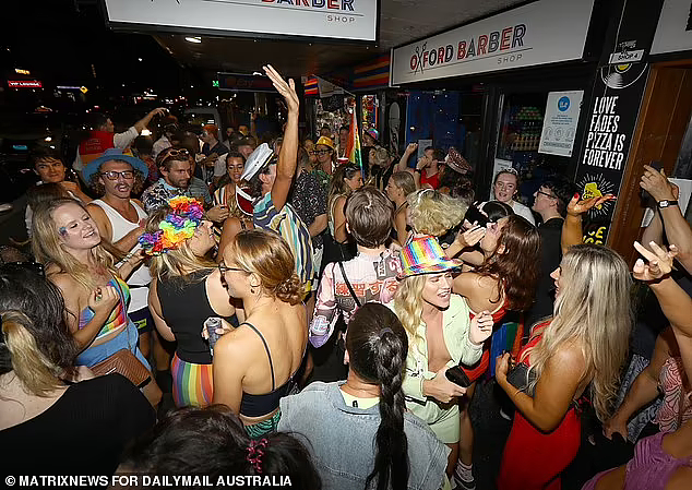 悉尼同性恋狂欢节“小插曲”：一女子跑向球场，4名警员抓其手脚抬走（视频/组图） - 8