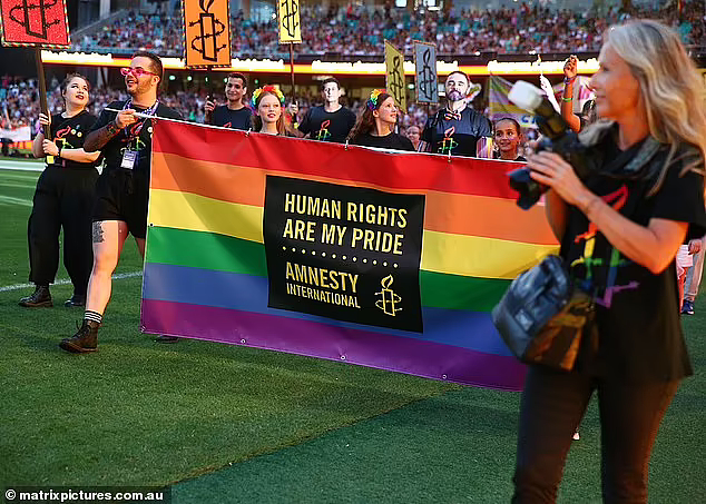 悉尼同性恋狂欢节“小插曲”：一女子跑向球场，4名警员抓其手脚抬走（视频/组图） - 10