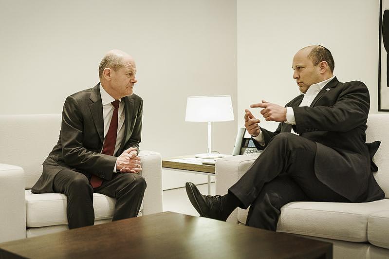 以色列总理班奈特（左）介入担任调停人的角色，在克里姆林宫和俄国总统普亭会谈；之后他前往德国和德国总理萧兹（右）会谈。 （欧新社）