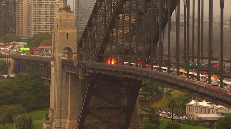 更多视频曝光！贼车高速逆行避捕，悉尼海港大桥多车相撞爆炸起火！3人送医（视频/组图） - 6