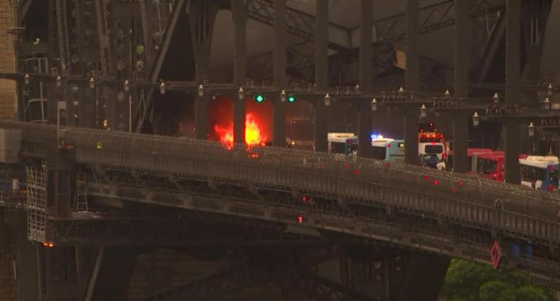 更多视频曝光！贼车高速逆行避捕，悉尼海港大桥多车相撞爆炸起火！3人送医（视频/组图） - 5
