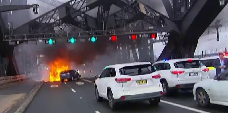更多视频曝光！贼车高速逆行避捕，悉尼海港大桥多车相撞爆炸起火！3人送医（视频/组图） - 10