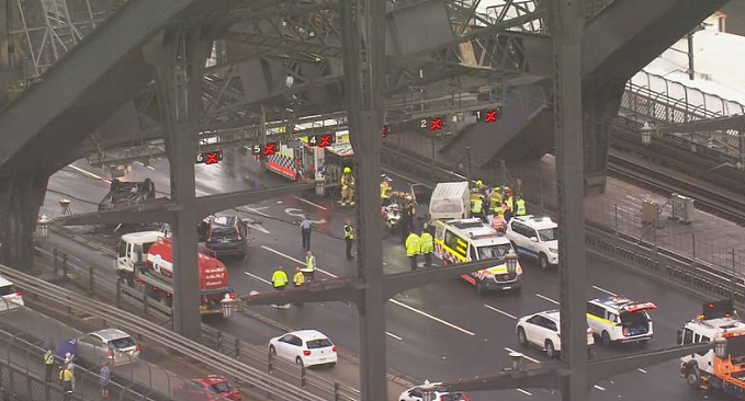 更多视频曝光！贼车高速逆行避捕，悉尼海港大桥多车相撞爆炸起火！3人送医（视频/组图） - 2