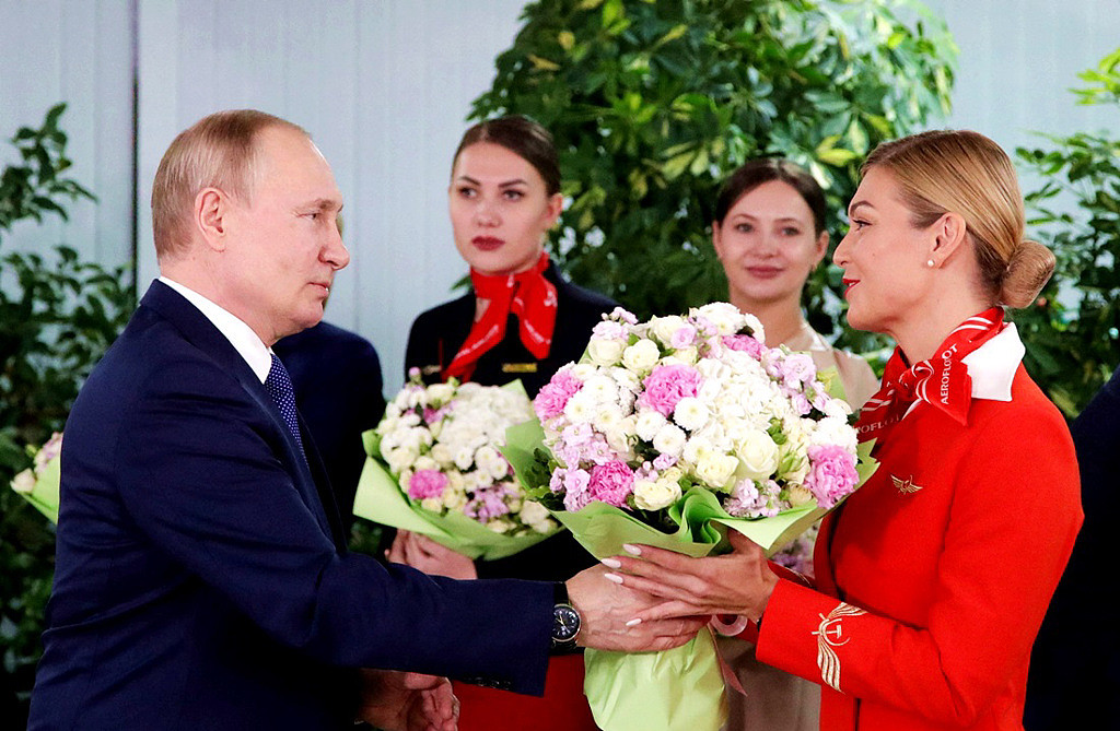 普丁5日与一票俄罗斯航空（Aeroflot）空姐餐叙，他向空姐献花、祝贺即将到来的国际妇女节。 （图／路透社、克里姆林宫提供）