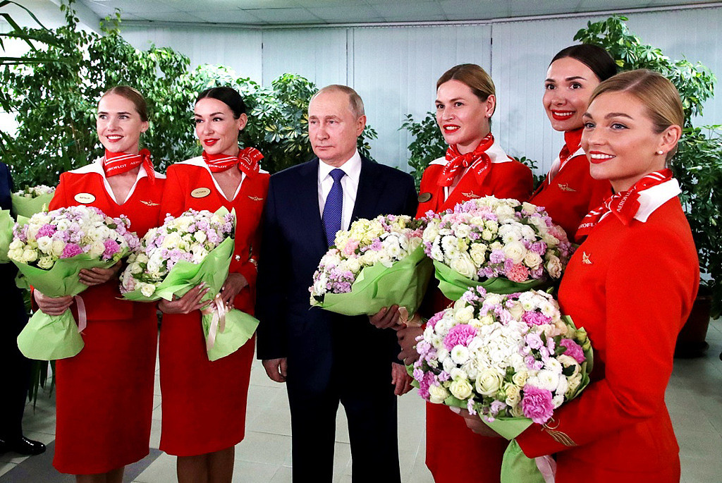 普丁5日在与一票俄罗斯航空（Aeroflot）空姐餐叙时严肃警告西方，制裁形同对俄宣战，以及在乌克兰领空划设禁航区将被视为介入武装冲突。 （图／美联社、克里姆林宫提供）