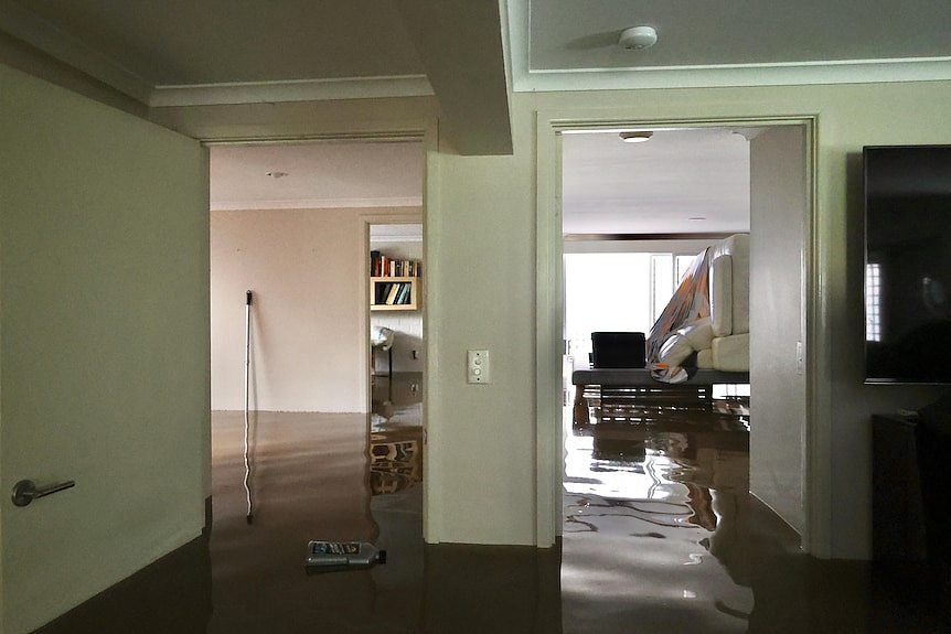 涌入洪水的房间，家具泡在水里