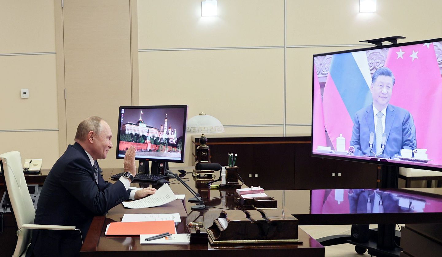 2021年12月15日，俄罗斯总统普京在与中国国家主席习近平的视频会议期间在屏幕上做手势。（AP）