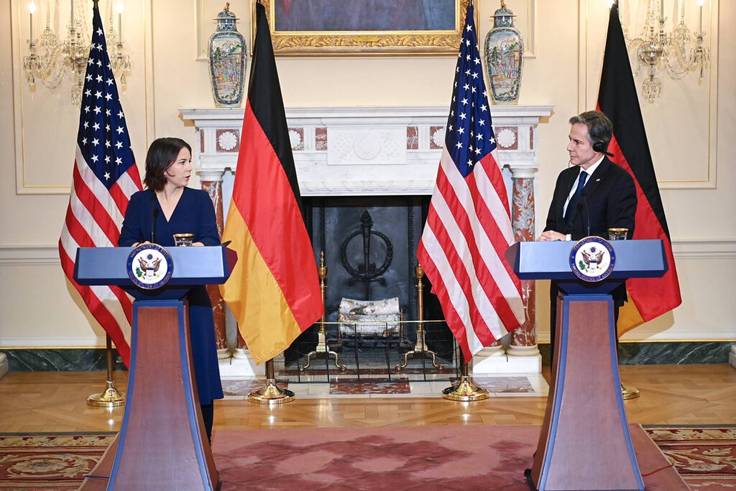 圖為2022年1月5日，美國國務卿布林肯與德國外長貝爾伯克在華盛頓會晤後，召開聯合記者會。 （AP）