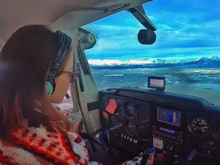 开飞机、凿冰钓鱼、荒野飙车，中国女孩在北极折腾人生（组图） - 6