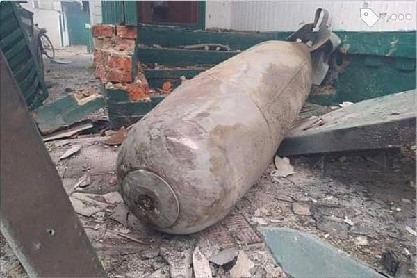 俄军500kg「FAB-500炸弹」对准民宅　他po照心寒：专门屠杀百姓。（图／翻摄自Twitter／Dmytro Kuleba）
