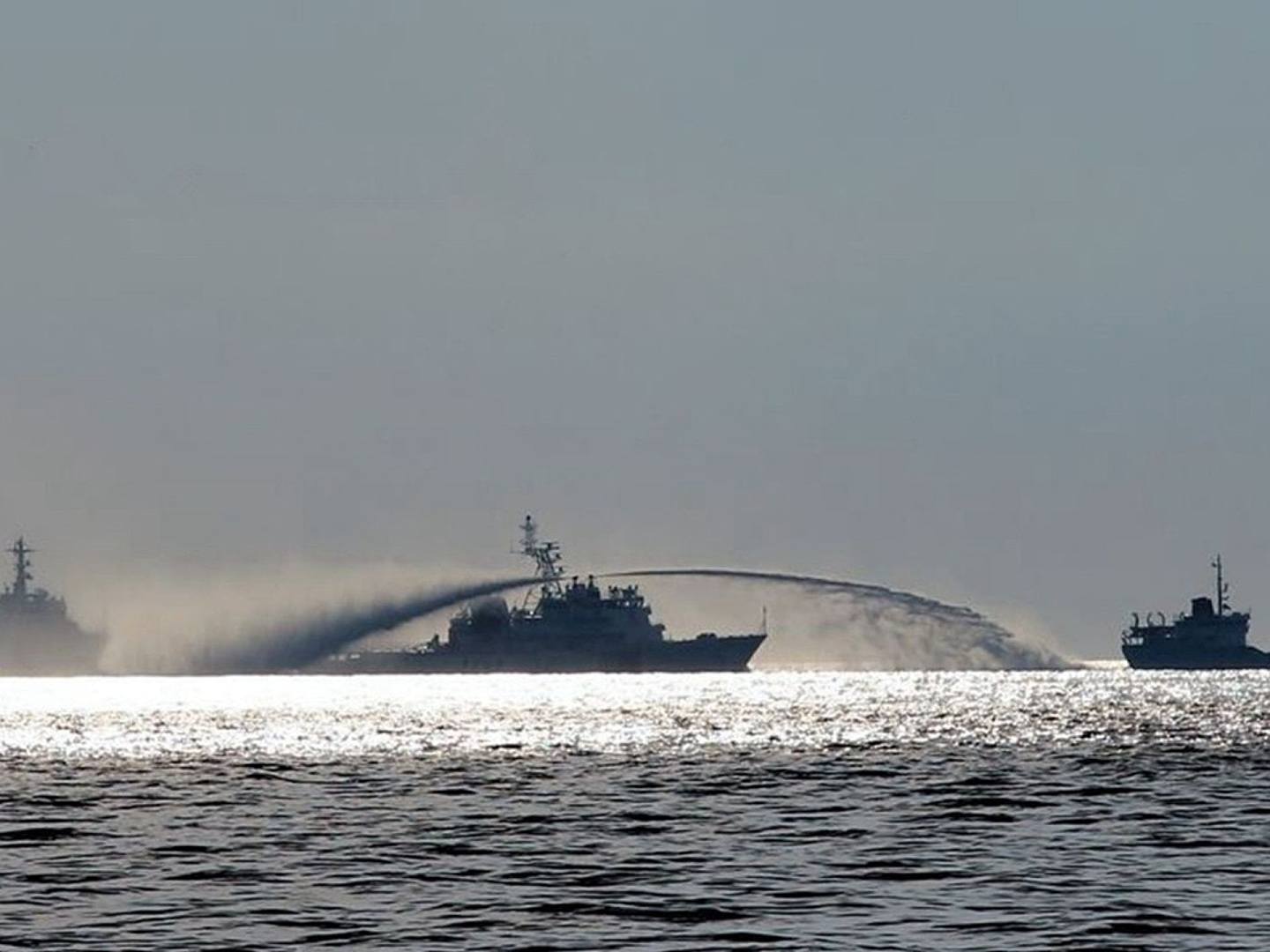 2014年中越南海对峙期间，中国海警船发射水炮驱赶越南船只。（南海研究论坛）