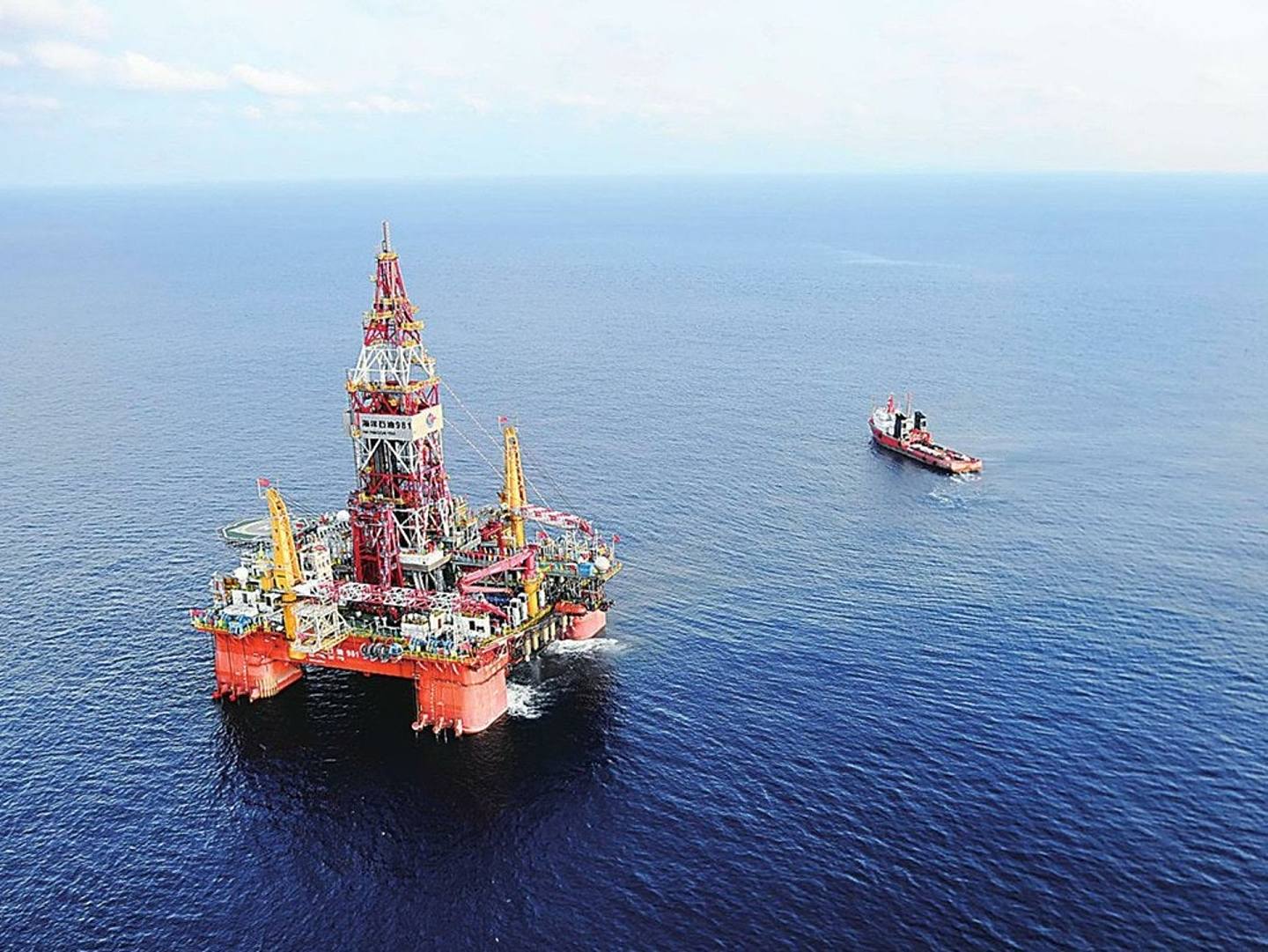 2014年5月18日，中国海洋石油981钻井平台在中越争议地区勘探作业，引发激烈对峙。（南海研究论坛）