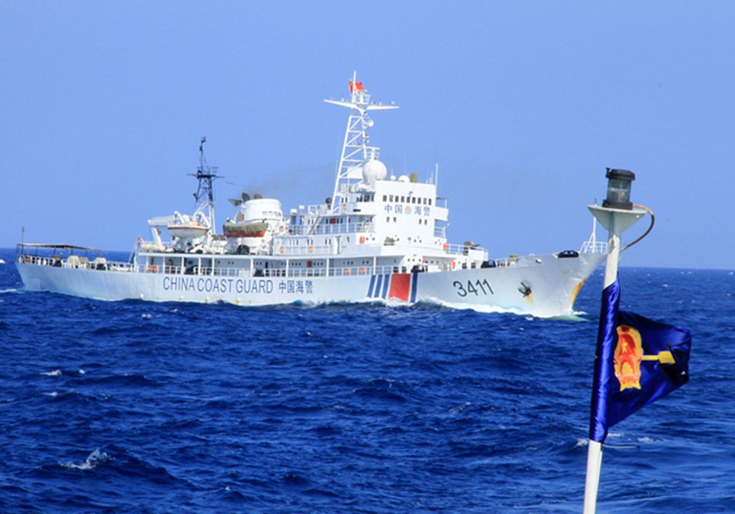 2014年中国将深水油气田钻井平台“海洋石油981”部署到同越南有争议的海域，遭到越南海军军舰拦截和骚扰。图为越南方面拍摄的一艘中国海警船只。（鼎盛军事论坛）