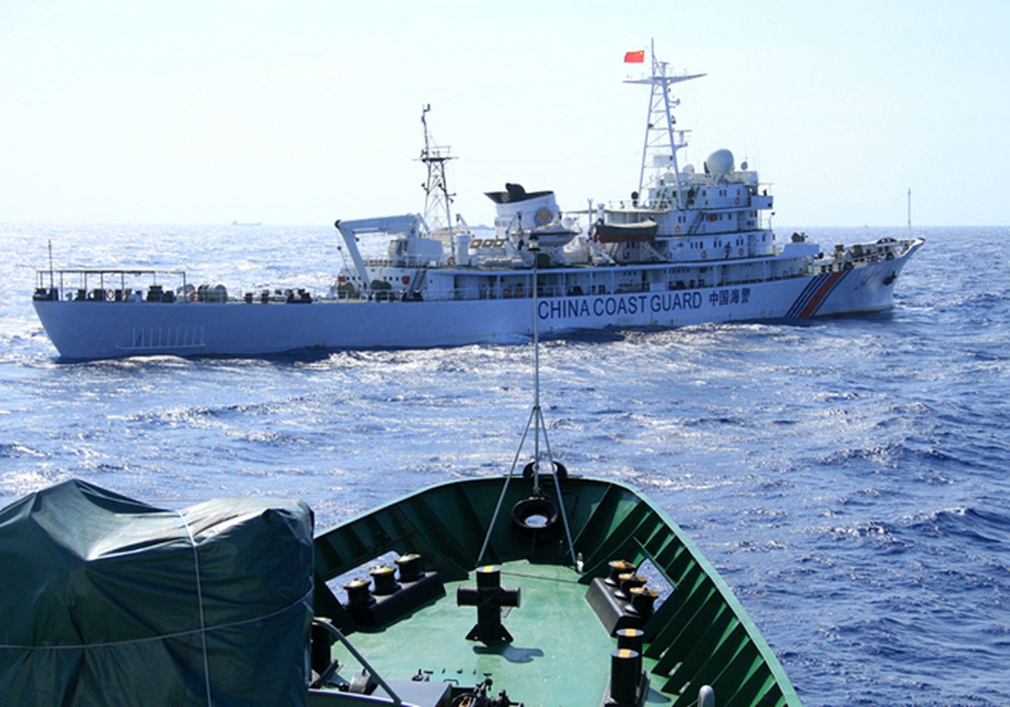 中越南海对峙海域出现中国海警船只。（鼎盛军事论坛）