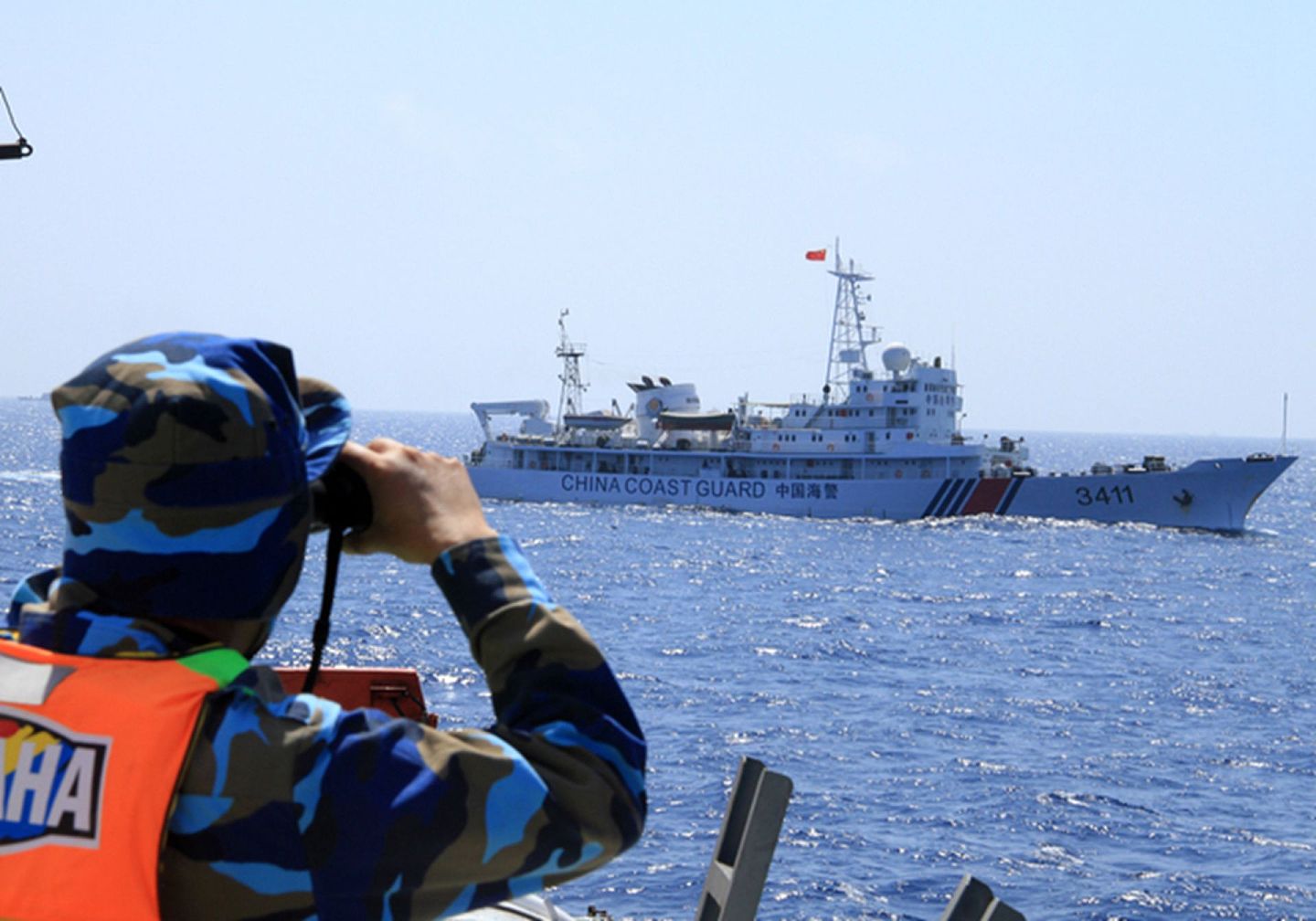 中越两国在南海多次发生紧张对峙事件，图为2014年对峙现场出现中国海警船。（鼎盛军事论坛）