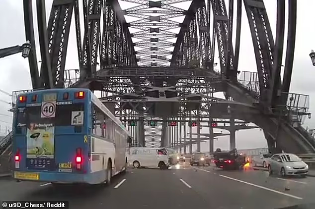 悉尼海港大桥车祸爆炸起火案：肇事司机身份确定，系昆州19岁青少年（视频/组图） - 3
