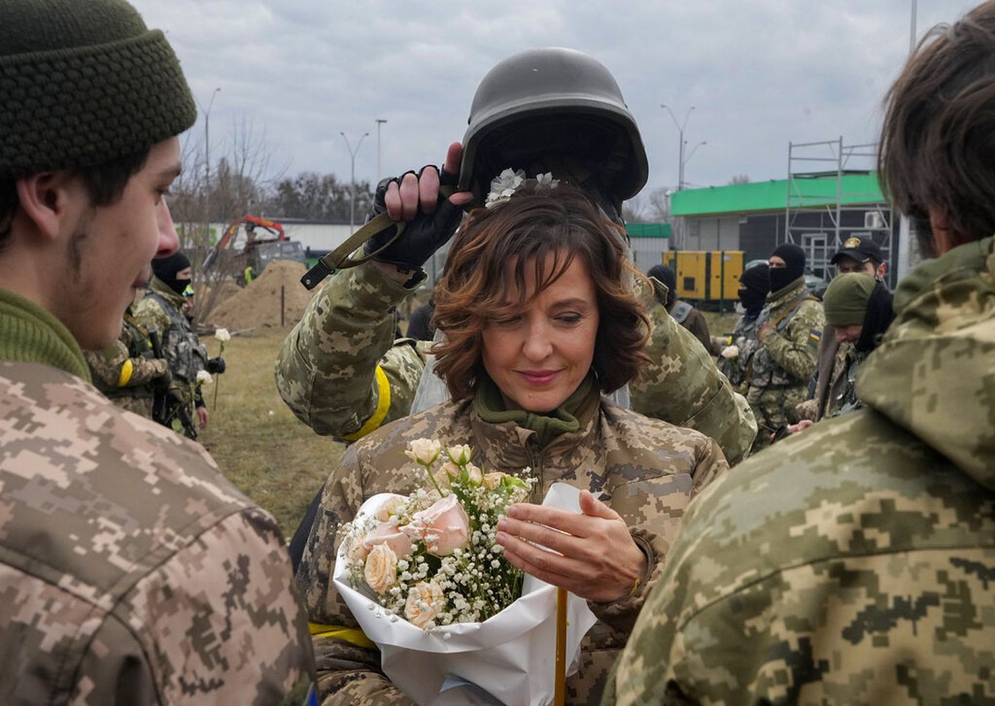 有部份乌克兰伴侣一同上战场保卫家园，图为3月6日乌军一对士兵的婚礼。(AP)