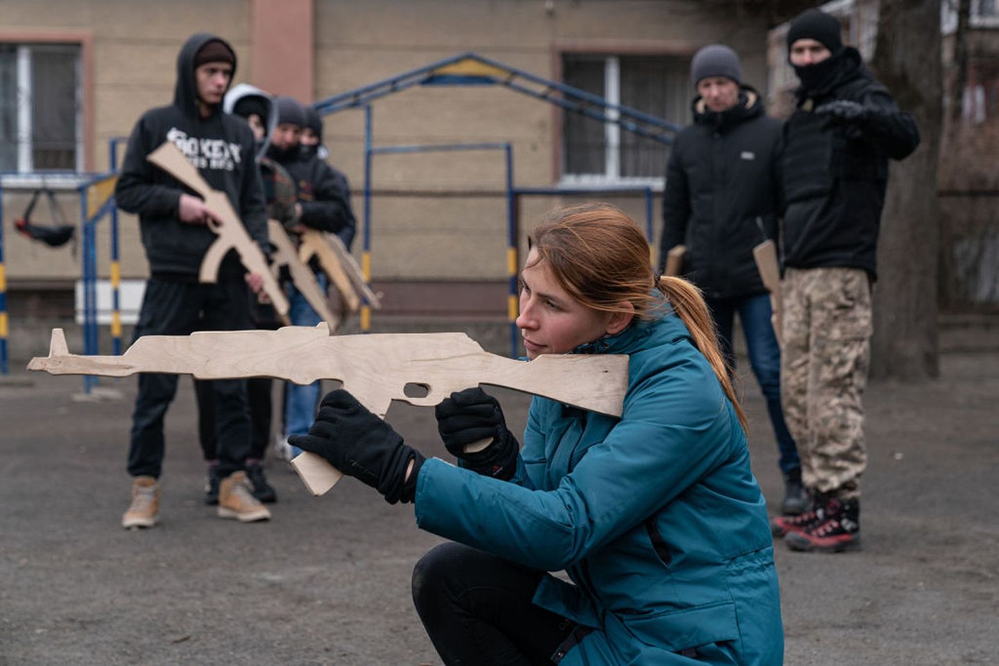 2 月28日，乌克兰伊万诺-弗兰科夫斯克一名女子参加基本军事训练。（Getty）